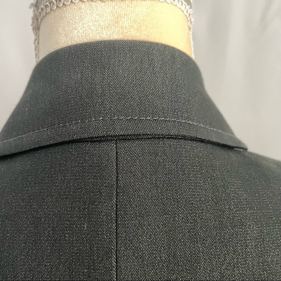 Tahari Arthur S. Levine gray blazer/jacket in a size 4P - Picture 10 of 13